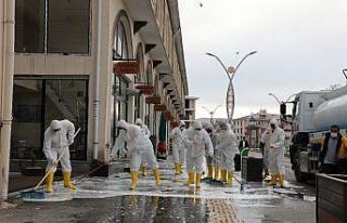 Gürpınar Belediyesi cadde ve sokakları köpüklü...