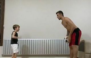 Gustavo oğluyla idman yapıyor