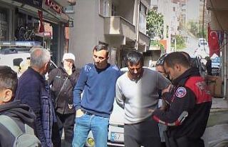 Güvenlik görevlisi belinden bıçaklandı