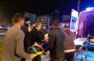 Hafif ticari araç aydınlatma direğine çarptı:...