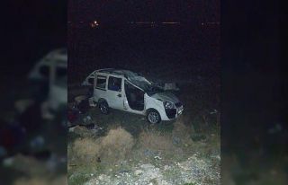 Hafif ticari araç takla attı: 1 ölü, 1 yaralı