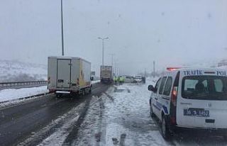 Hafif ticari araç, tıra çarptı: 3 yaralı