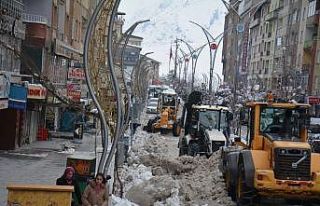 Hakkari’de kamyonlarla kar taşınıyor
