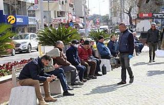 Halk uyarılara aldırış etmeyince meydandaki banklar...