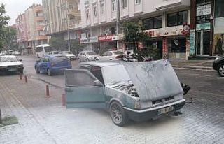 Hareket halindeki otomobil alev alev yandı