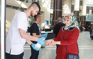 Hastanede korona virüsüne karşı dezenfektanlı...