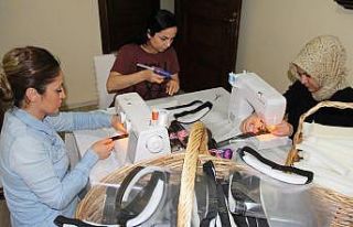 Hastanede şırınga tutan eller nöbet sonrası koruyucu...