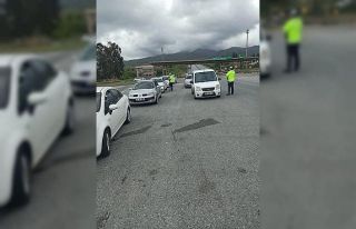 Hatay’da araçlar giriş ve çıkışlarda denetleniyor