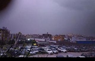 Hatay’da çakan şimşek geceyi gündüze çevirdi