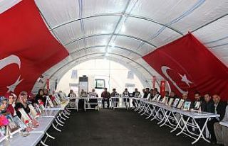 HDP il binası önündeki evlat nöbetine bir aile...