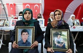 HDP önündeki evlat nöbetine iki aile daha katıldı