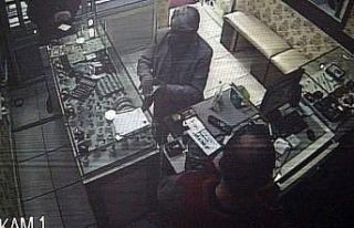 Hem yasağı deldi, hem de kuyumcuyu dolandırdı