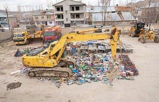 Hileli ve bozuk teraziler iş makinasıyla imha edildi