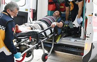 Hızarla ağaç keserken kazayla ayağını kesti