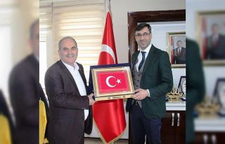 Hizmet-İş Sendikasından Başkan Tanğlay’a plaket
