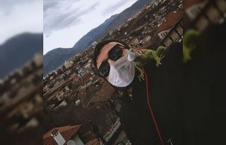 İguanasına maskeli korona önlemi aldı