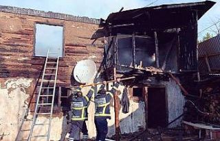 İki ahşap ev ve bir ahır yangında kullanılmaz...