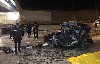 İki otomobil kafa kafaya çarpıştı: 3 ölü