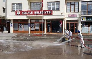 İlçe merkezi köpüklü suyla yıkandı