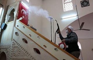 İmamlar camilerini dezenfekte ediyor