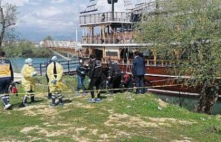 İnsanların gözü önünde kıyafetleri ile yürüyerek...