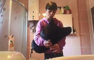 İptal olan gösterisini evinin banyosunda sergiledi