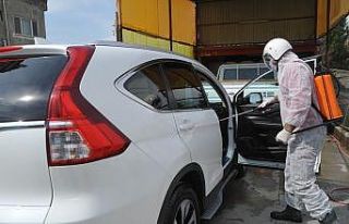 İş yerine gelen araçları bedava dezenfekte ediyor
