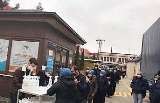 İşçilere el dezenfektanı dağıttılar