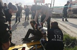 İşçilerin taşıdığı demir, elektrik tellerine...