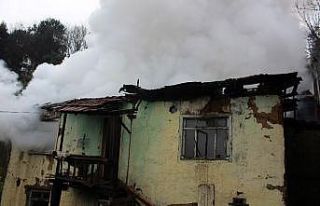 Isınmak için yaktığı ateş metruk binayı küle...