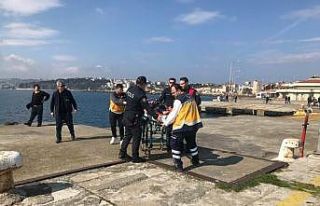 İskeleden denize atlayan şahsı polis kurtardı