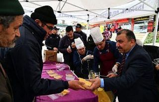 Isparta Belediyesinden helva dağıtımı