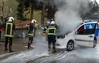 Isparta’da seyir halindeki ticari araç alev aldı