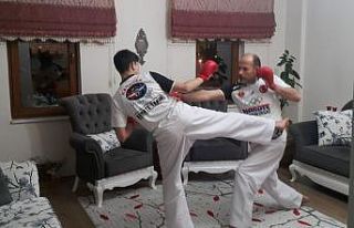 Ispartalı karateciler antrenmaları eve sığdırdı