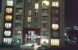 İstanbullular balkona ve camlara çıkarak sağlık...