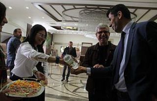 İstiklal Marşını kabul töreninde koronaya kolonyalı...