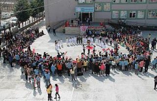 İstiklal Marşı’nı okuyan ikiz kardeşler beğeni...