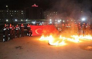 İtfaiyecilerden sağlık çalışanlarına sirenli,...