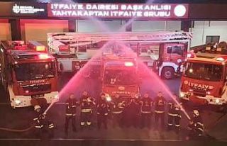 İtfaiyecilerden sağlık çalışanlarına sirenli...