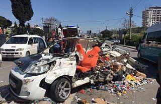 İzmir’de 3 aracın karıştığı kaza anı güvenlik...