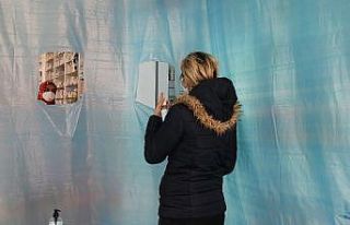 İzmir’de eczanede brandalı korona virüs önlemi