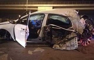 İzmir’de feci kaza... Otomobil tramvay yolunu aşıp...