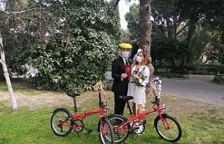 İzmir’de maskeli ve sosyal mesafeli nikah