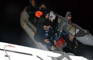 İzmir’de motoru bozulan bottaki 9 göçmen kurtarıldı