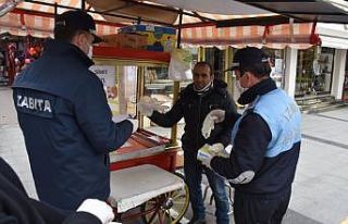 İzmitli simitçilere maske ve eldiven dağıtıldı