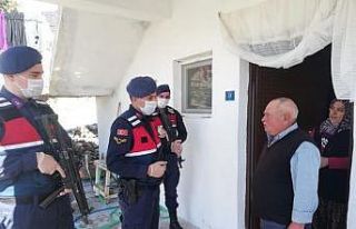 Jandarma 65 yaş üstü vatandaşlara yardım götürdü