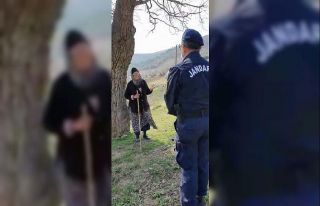 Jandarma dağda hayvan otlatan yaşlı kadını böyle...