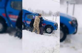 Jandarma, diyaliz hastalarının yardımına koştu