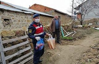 Jandarma ekiplerinden 65 yaş üstüne vefa