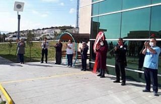 Jandarma ve polis sağlık çalışanlarını selamladı,...
